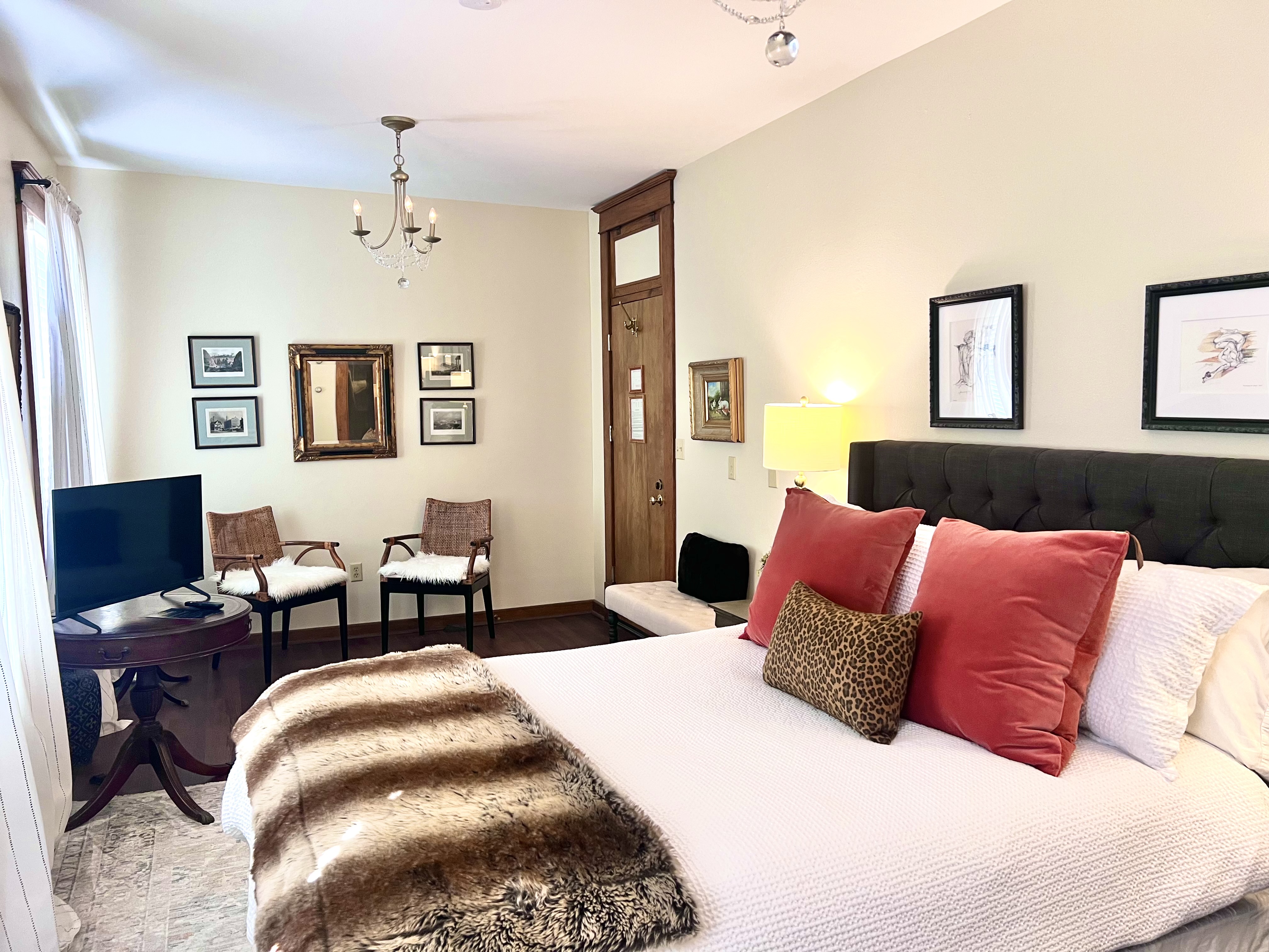 Elegant guest room